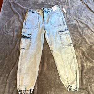Acid washed cargo jeans from aero